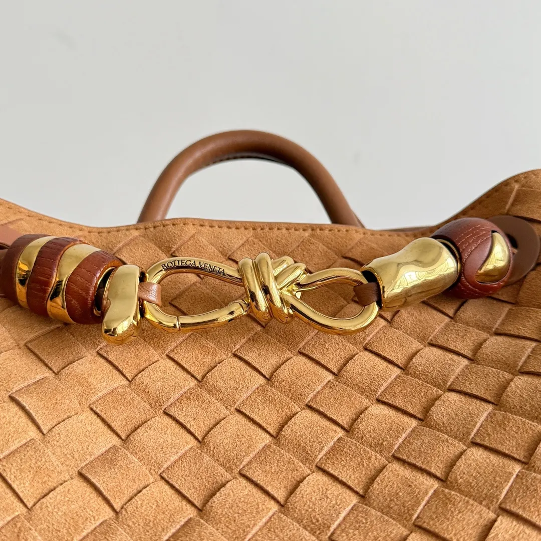 The new Andiamo batch of 3060 BV is shipped‼ ️The classic intercciato weaving process is used to create a soft bag, the metal knot is made of micro-cast aluminum using jewelry technology🪢, and the decorative beads are made of metal and hand-polished oak, allowing you to jump repeatedly between elegance and fun💃, making it unpredictable. Classic and versatile, it shows off your temperament, and the bag has a large capacity, making it very convenient for daily commuting! It has a variety of carrying methods, the shoulder straps can be adjusted by yourself, the original lambskin feels soft and delicate, and the unisex style breaks gender boundaries and brings a more practical and long-lasting use experience. The Andiamo, which has both elegant and casual styles, perfectly interprets the "fashionable old money style". Style number: 743568+wood hardware Color: suede amber brown Size: 25*22*10.5cm